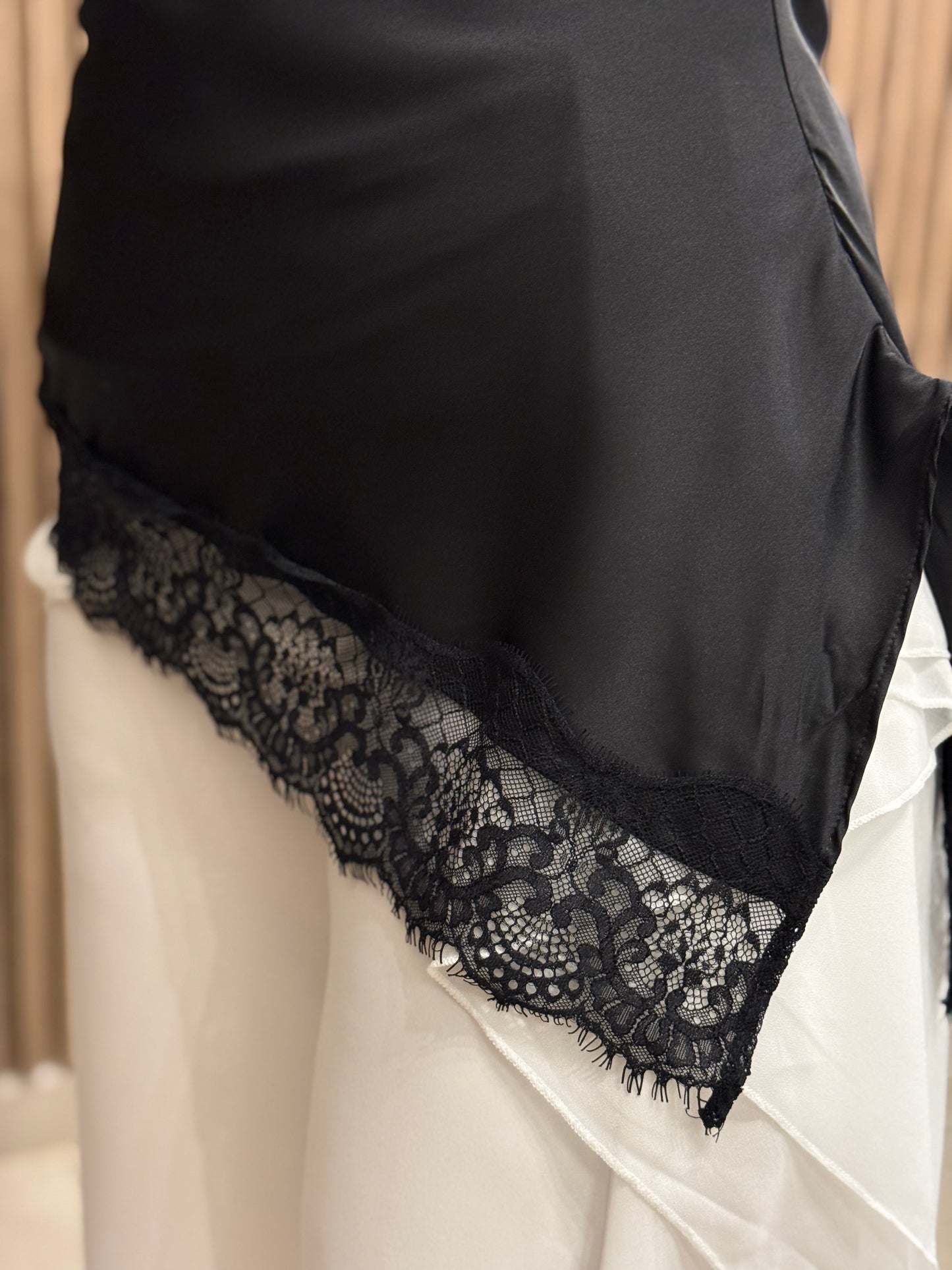 BLUSA TIRANTE ASIMÉTRICA